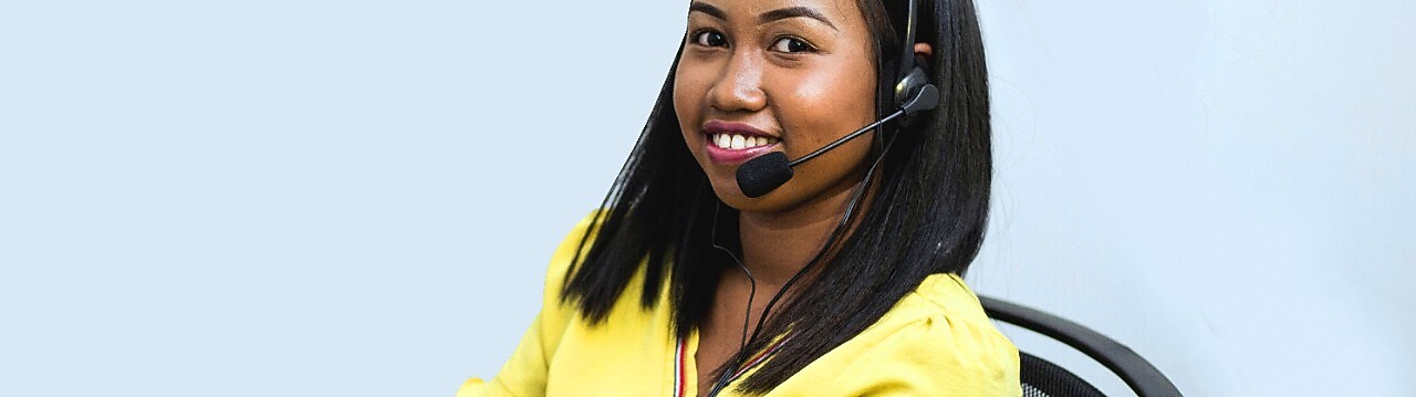 Homme tenant un téléphone portable et buvant un café