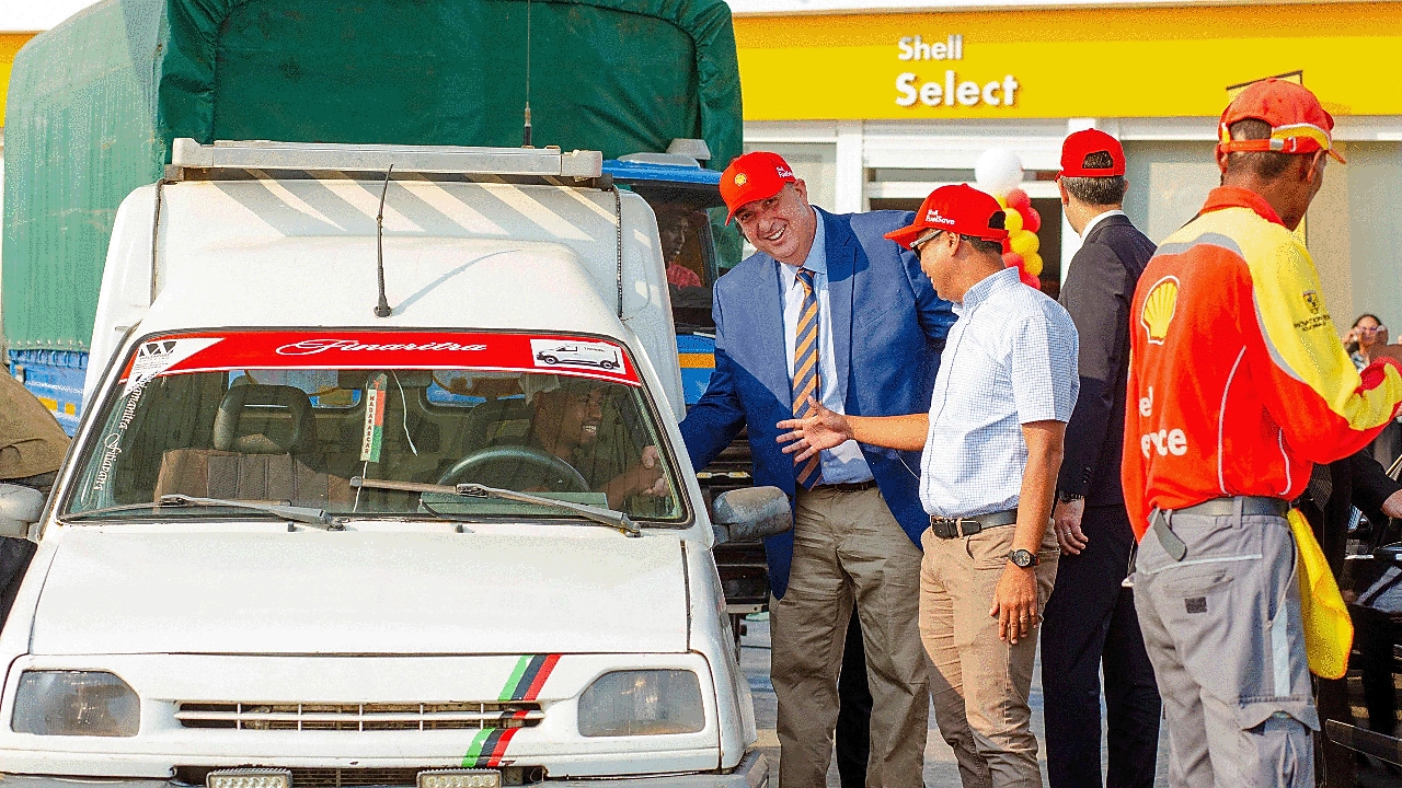 Le gérant de Vivo Energy acceuille les clients de la station Imanjaka