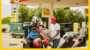 Homme à moto participant à la tombola