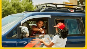 Homme en voiture participant à la tombola
