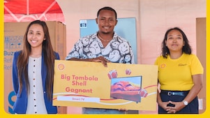 Remise du chèque au gagnant de la tombola