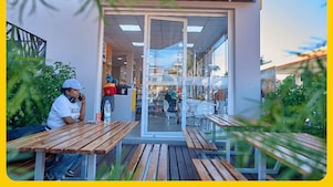 Clients profitant de l’espace intérieur